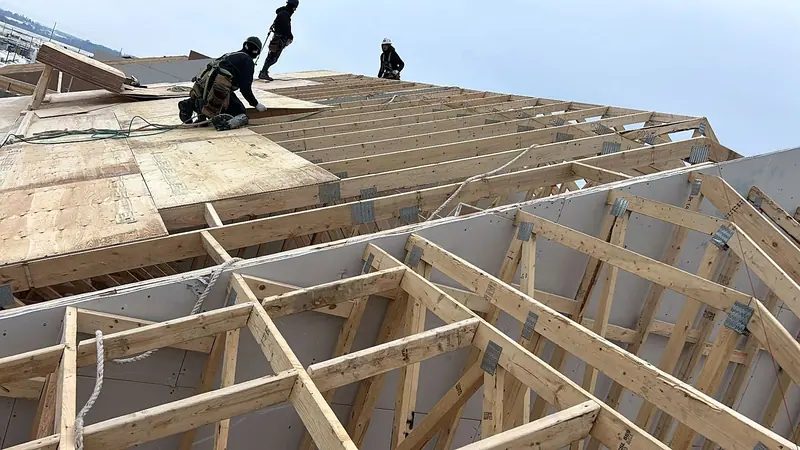 Roof sheathing crew townhouse trusses
